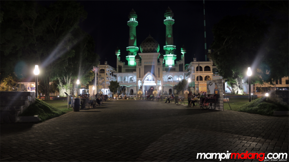 Alun Alun Malang  Raya di Malam  Hari  MALANG  CITY TOURISM